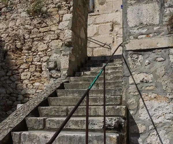 Alithia Silver アパート